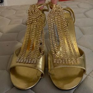 Im selling gold wild rose heels, size is 8 1/2